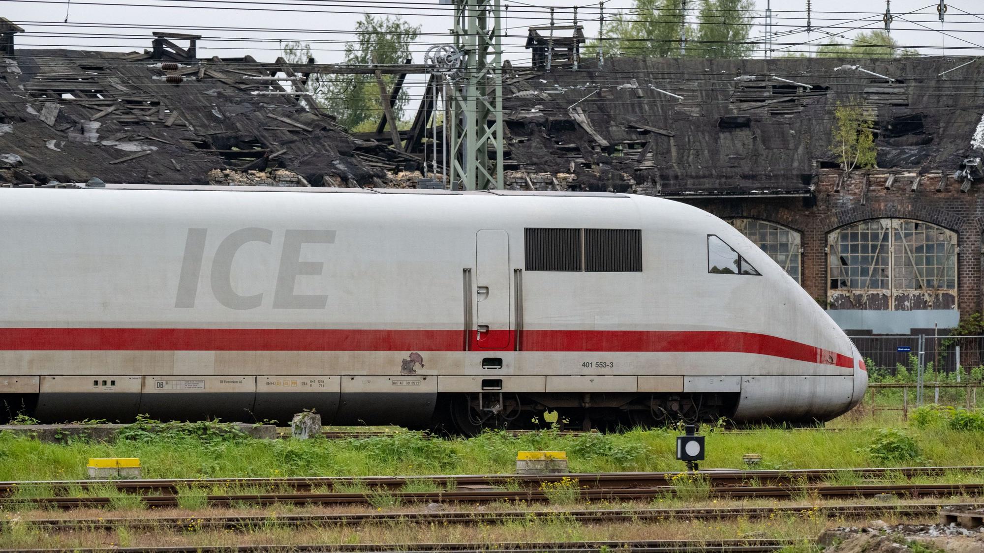 Ein ICE-Zug steht auf einem Gleis. (Symbolbild)