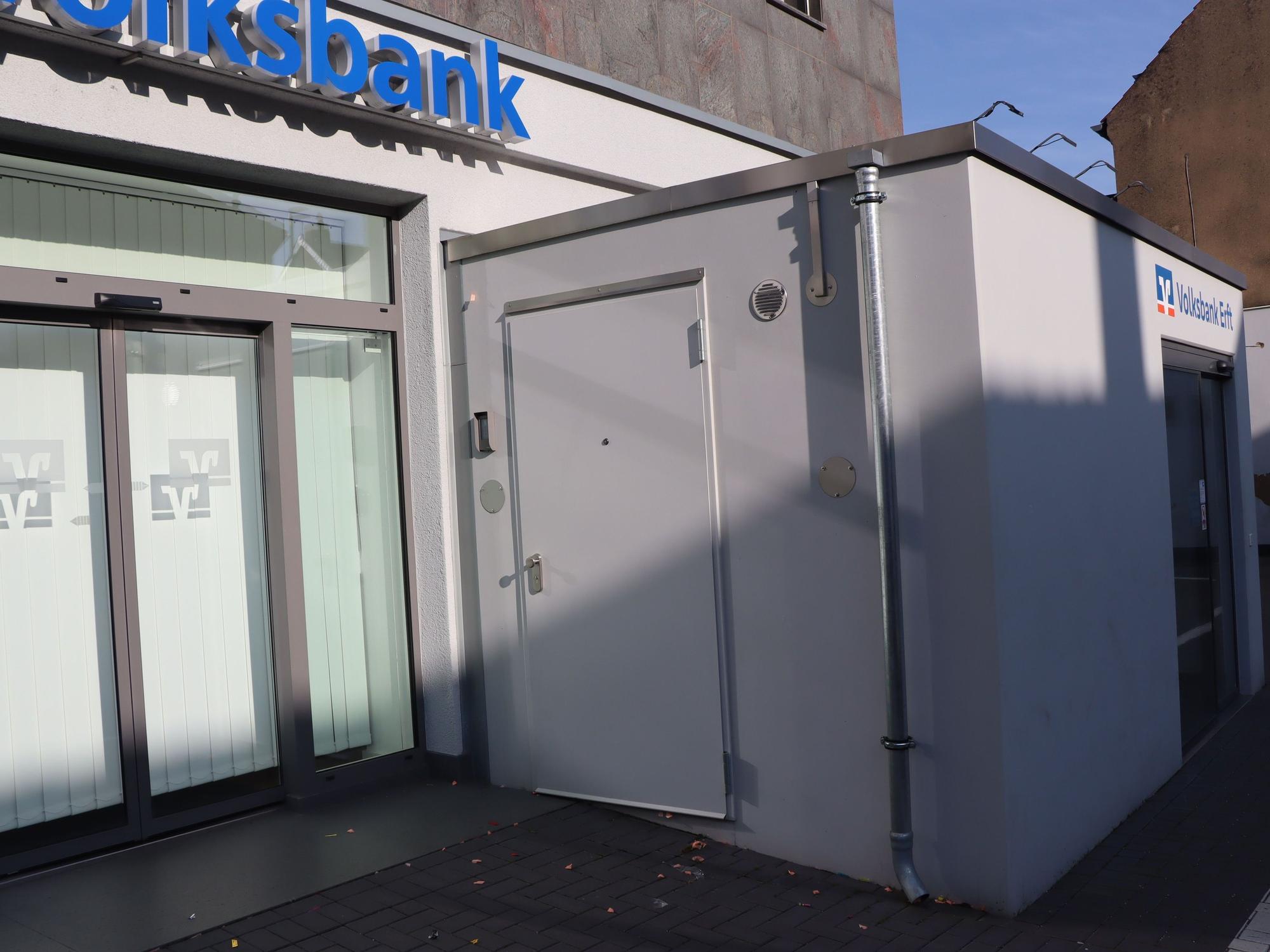 Das Bild zeigt einen Pavillon vor einer Bankfiliale.