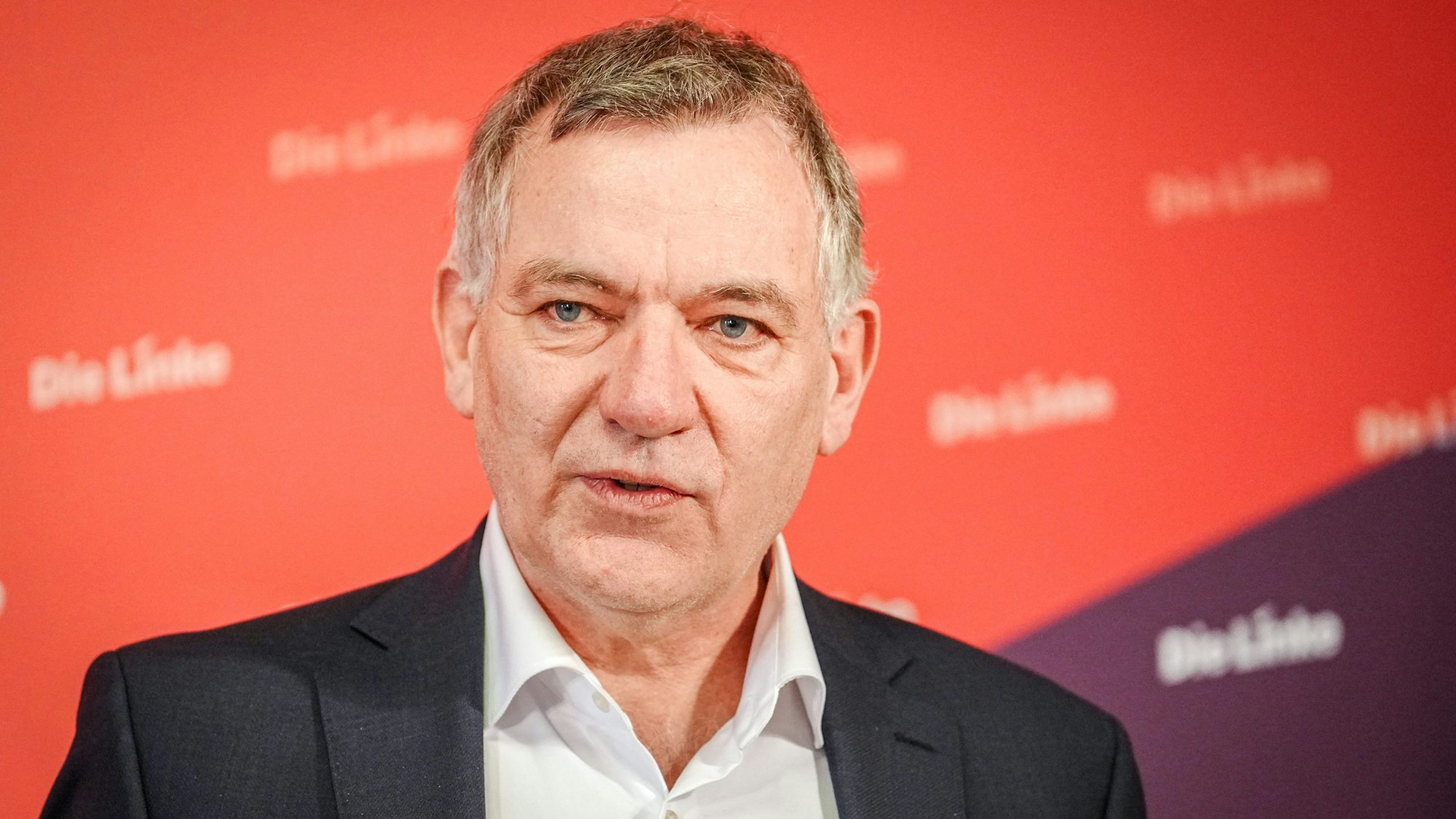 Jan van Aken, Parteivorsitzender der Partei Die Linke, gibt nach der Präsidiumssitzung seiner Partei eine Pressekonferenz. (Archivbild)
