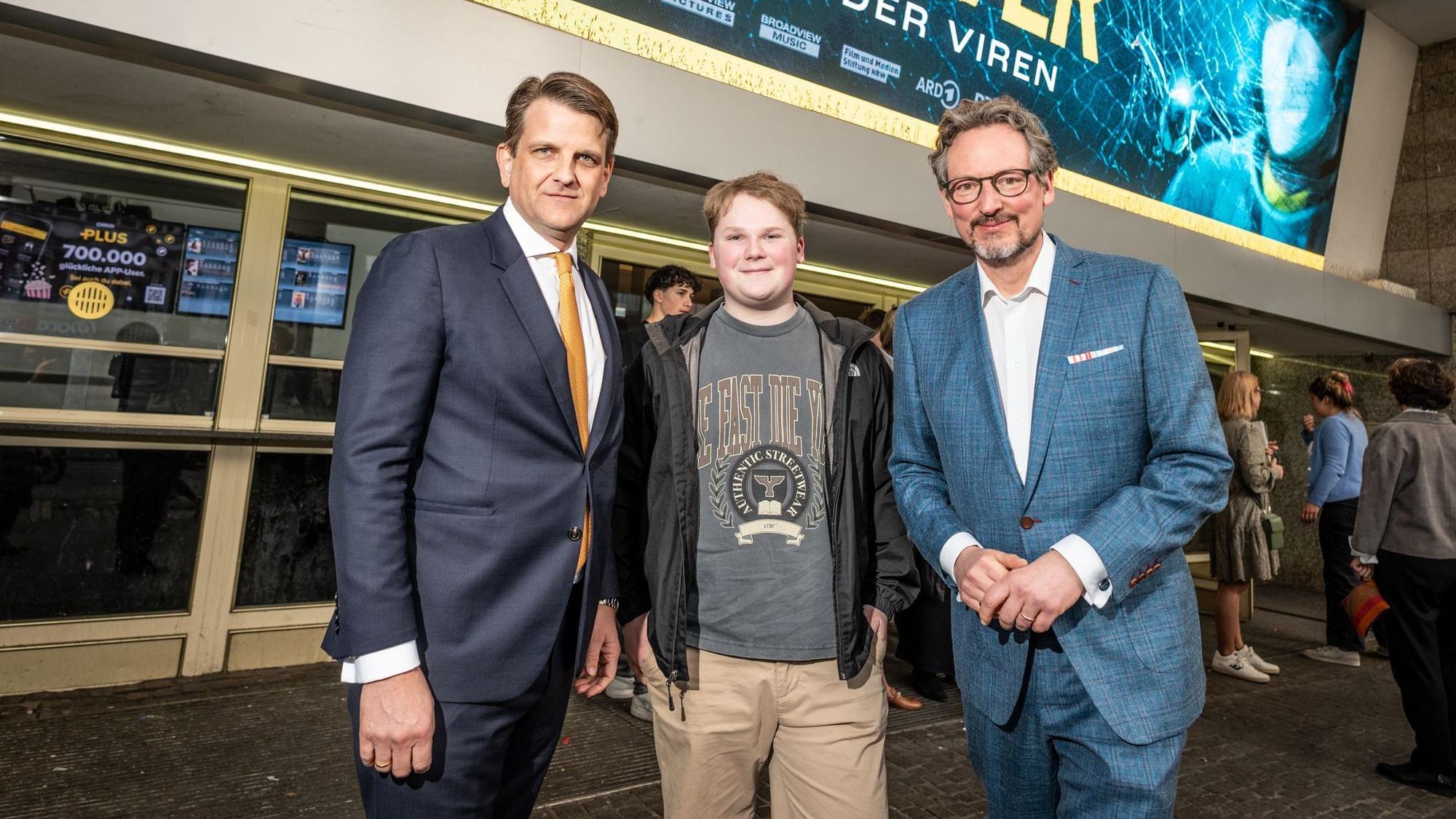 Produzent Leopold Hoesch mit seinen Gästen Julius Weckauf und Eckart von Hirschhausen auf der Premiere von „Spillover“