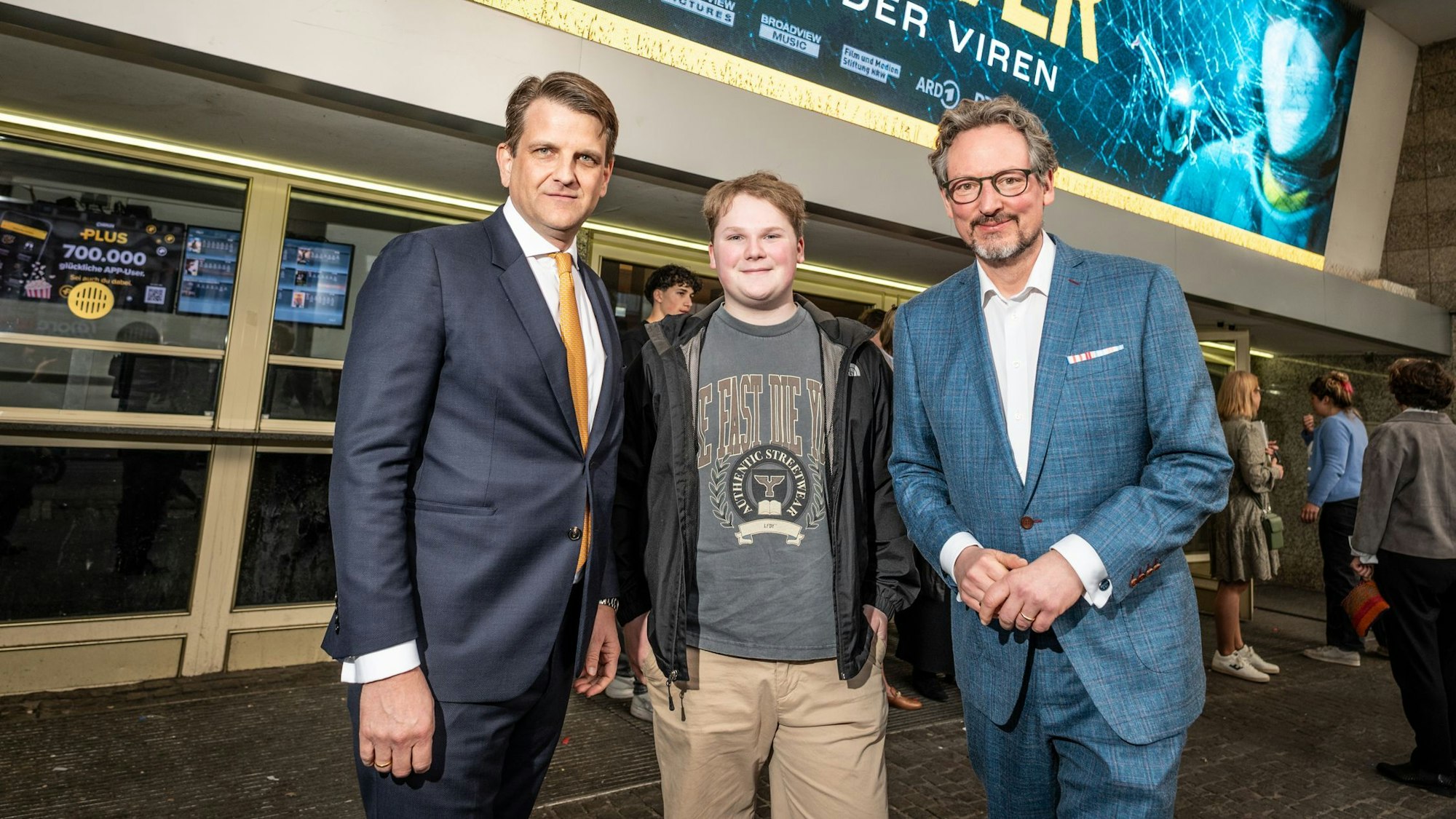 Produzent Leopold Hoesch mit seinen Gästen Julius Weckauf und Eckart von Hirschhausen auf der Premiere von „Spillover“