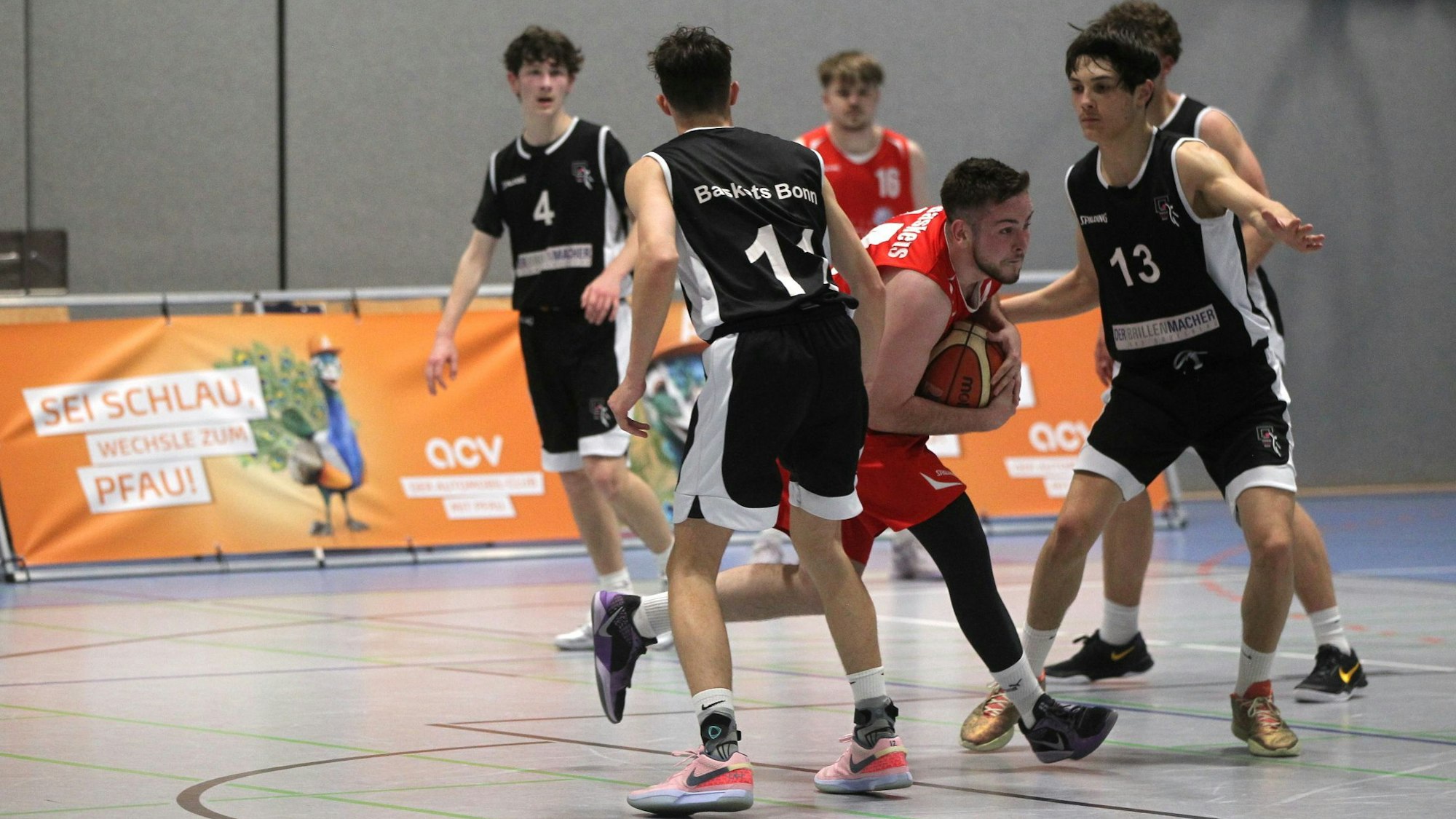 Jan Züll läuft, den Ball den Körper gepresst, durch mehrere Gegenspieler hindurch.