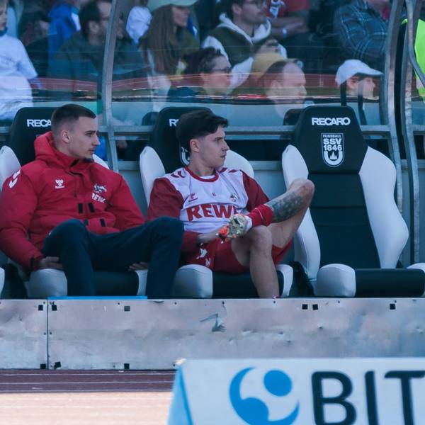 Tim Lemperle (2.v.l.) saß in Ulm wieder nur als Zuschauer auf der Bank.