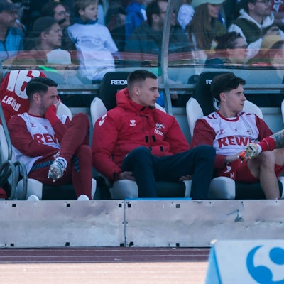 Tim Lemperle (2.v.l.) saß in Ulm wieder nur als Zuschauer auf der Bank.