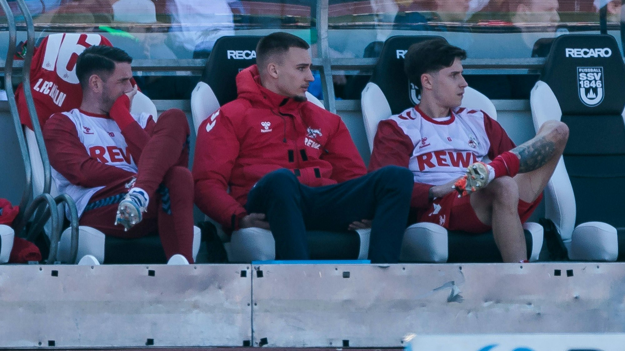 Tim Lemperle (2.v.l.) saß in Ulm wieder nur als Zuschauer auf der Bank.