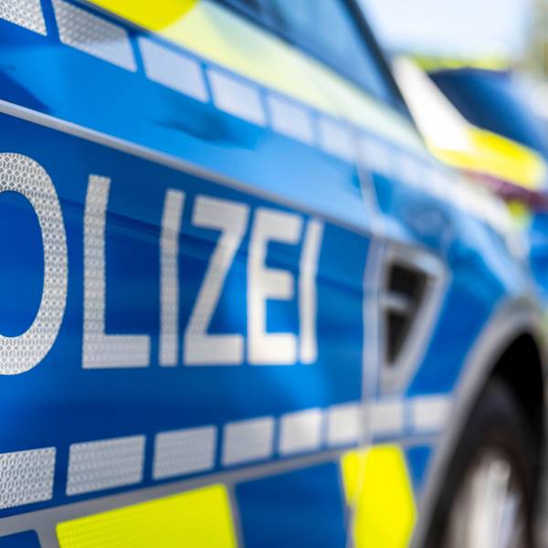 An der Tür von einem Streifenwagen steht der Schriftzug „Polizei“: Ein vermisster Jugendlicher aus Köln ist in Hagen wieder aufgetaucht. (Symbolbild)