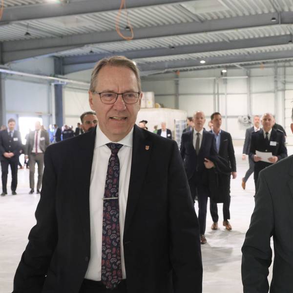 Am Rundgang durch das neue Trainingszentrum für die Polizei in Olpe-Rosenthal nahmen auch Oberbergs Landrat Jochen Hagt (links) und Herbert Reul, Innenminister des Landes Nordrhein-Westfalen, teil.
