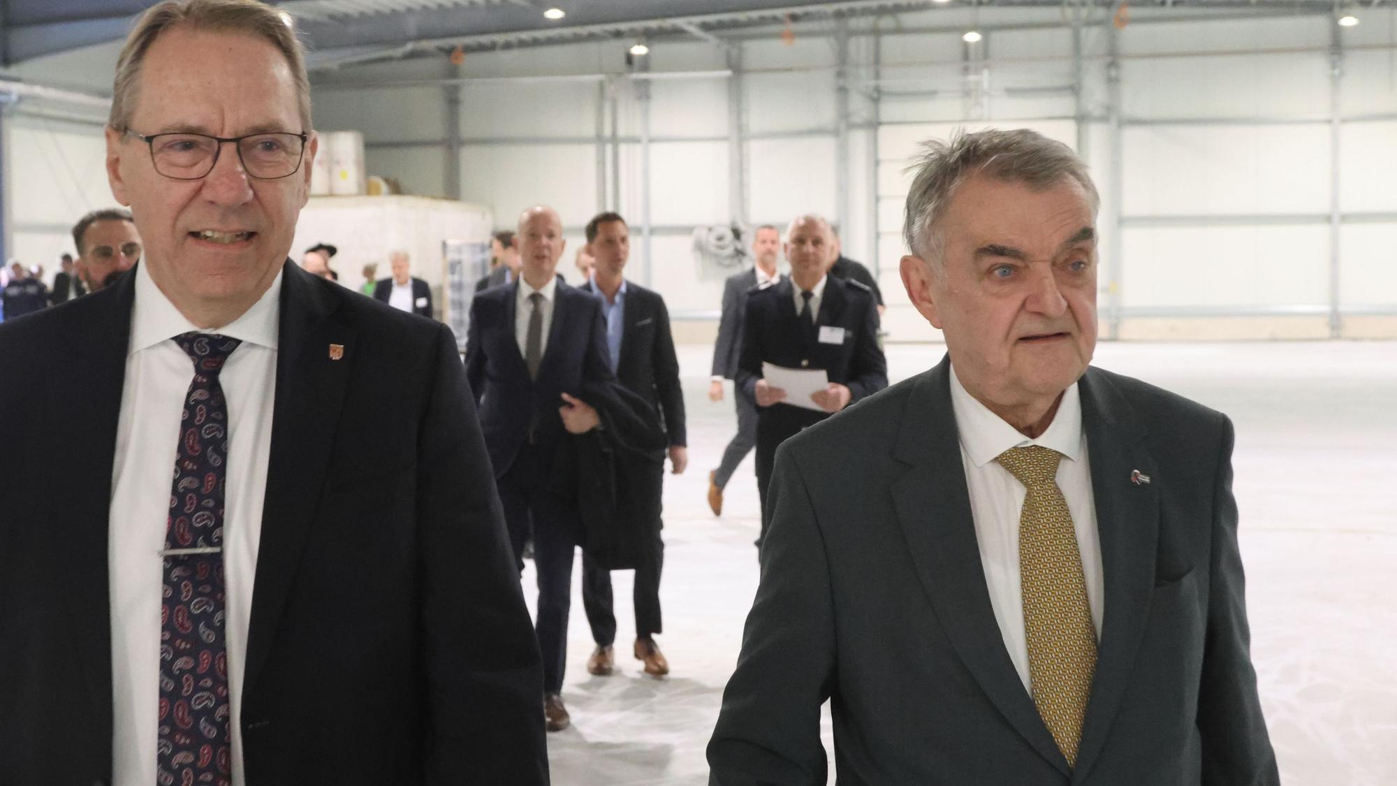 Am Rundgang durch das neue Trainingszentrum für die Polizei in Olpe-Rosenthal nahmen auch Oberbergs Landrat Jochen Hagt (links) und Herbert Reul, Innenminister des Landes Nordrhein-Westfalen, teil.
