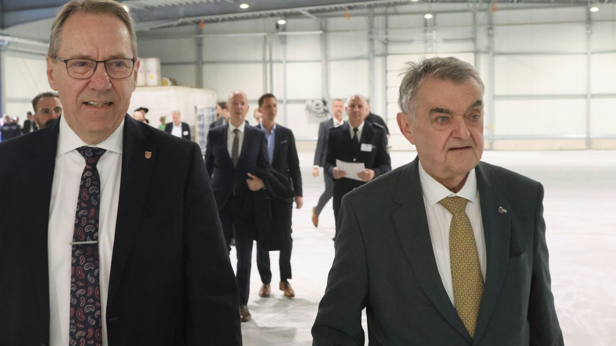 Am Rundgang durch das neue Trainingszentrum für die Polizei in Olpe-Rosenthal nahmen auch Oberbergs Landrat Jochen Hagt (links) und Herbert Reul, Innenminister des Landes Nordrhein-Westfalen, teil.