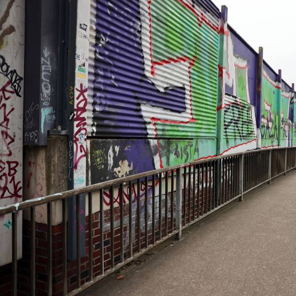 Die Fußgängerbrücke an der Inneren Kanalstraße muss dringend saniert werden.