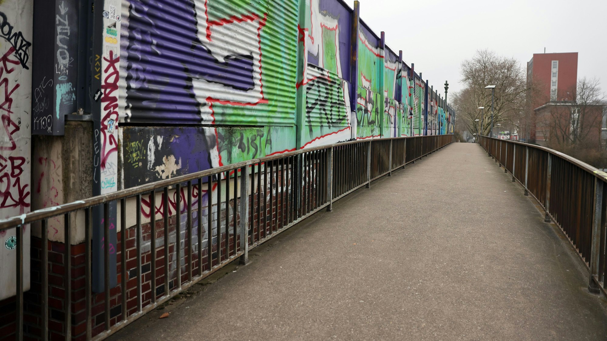 Die Fußgängerbrücke an der Inneren Kanalstraße muss dringend saniert werden.