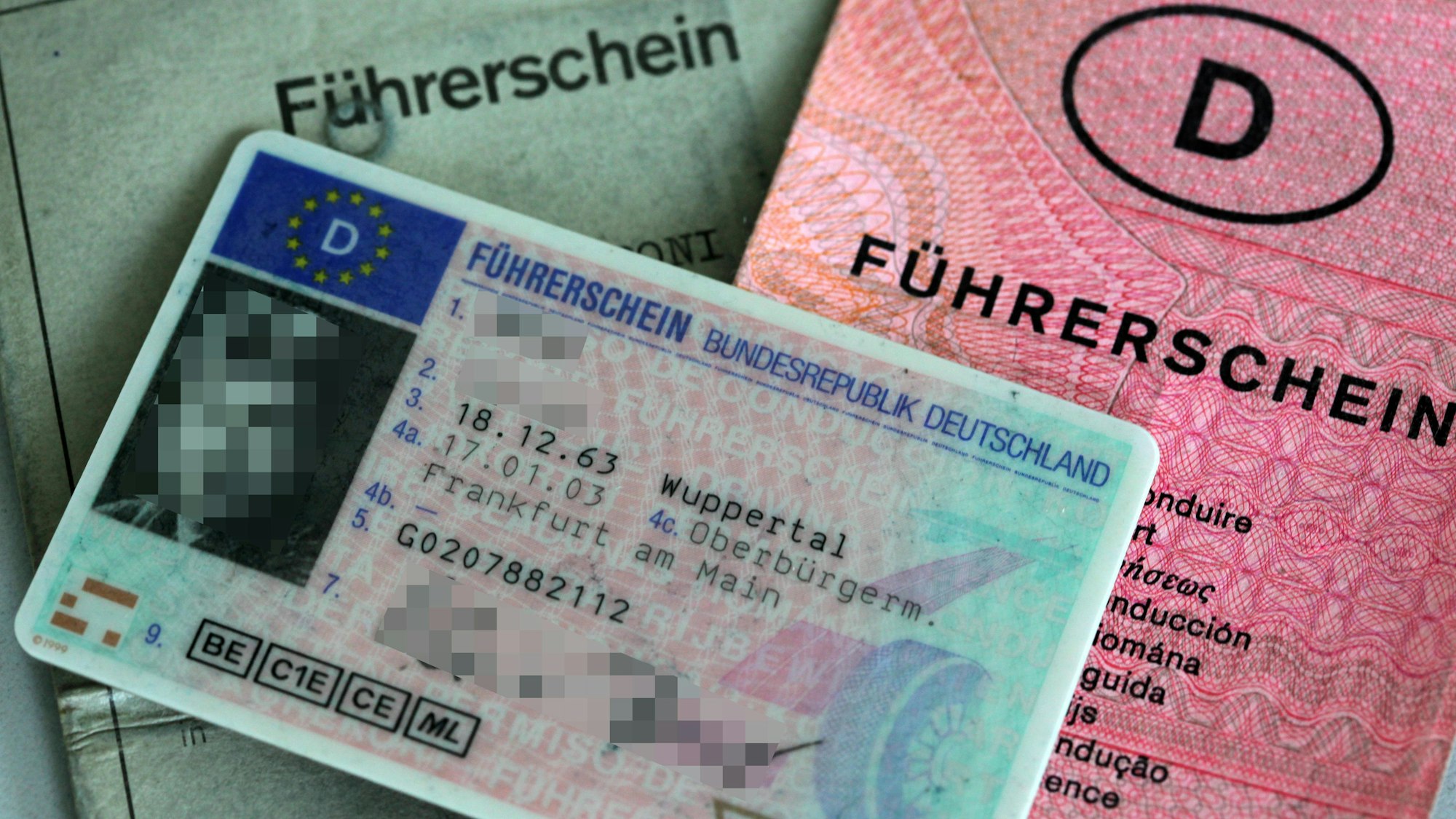 Um für die praktische Führerscheinprüfung zu üben, fahren Eltern mit ihren Kindern oft auf Parkplätze um zu üben. Doch das birgt Risiken. (Symbolbild)