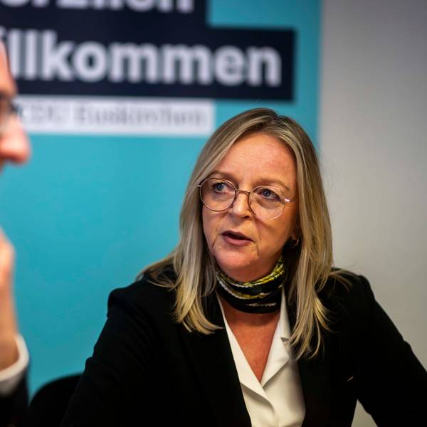 Sabine Preiser-Marian spricht, Ingo Pfennings reibt sich das Kinn und lächelt.