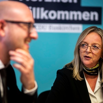 Sabine Preiser-Marian spricht, Ingo Pfennings reibt sich das Kinn und lächelt.