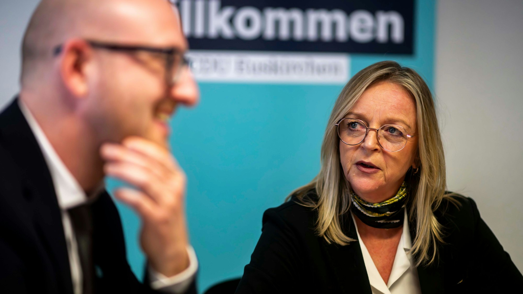 Sabine Preiser-Marian spricht, Ingo Pfennings reibt sich das Kinn und lächelt.