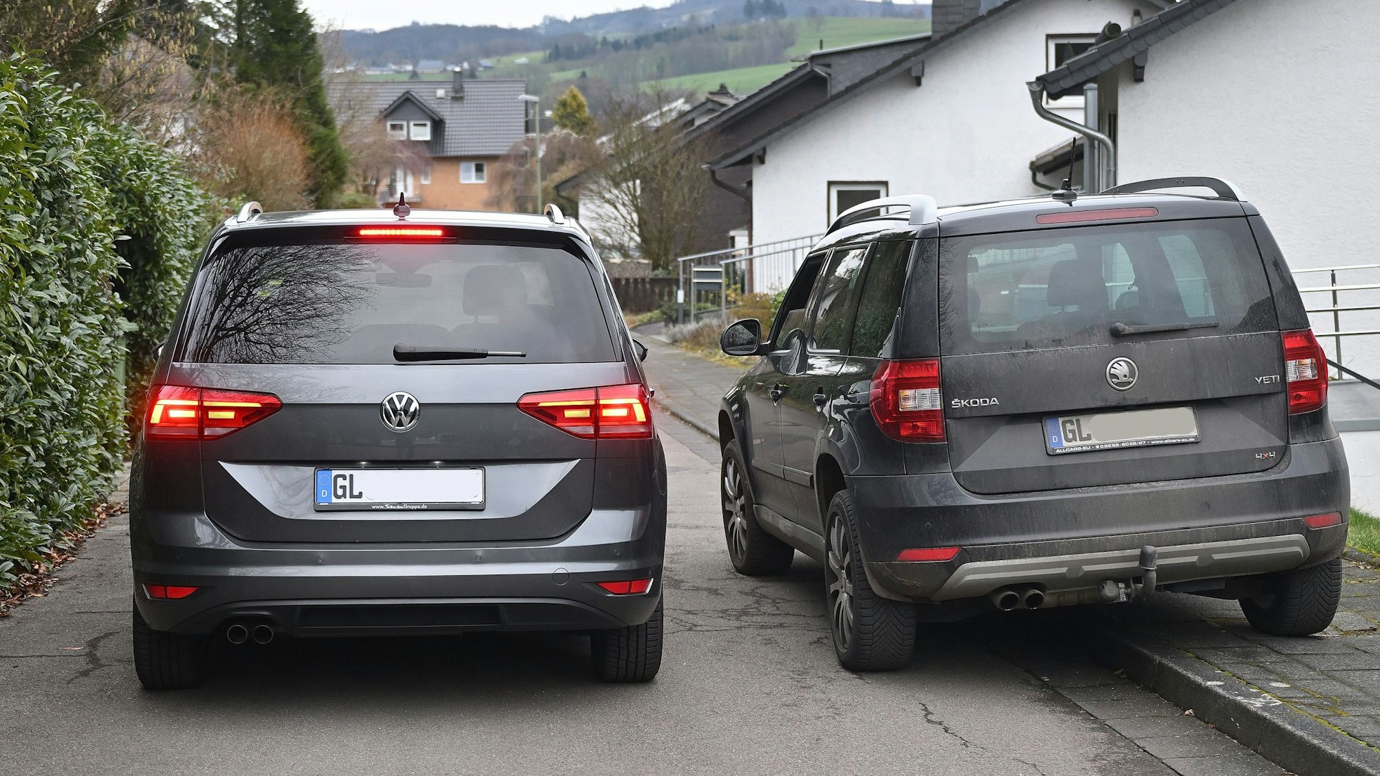 Wenn die Anwohner teilweise auf dem Gehweg parken, ist genug Platz für andere Autos, um an ihnen vorbei zu fahren.