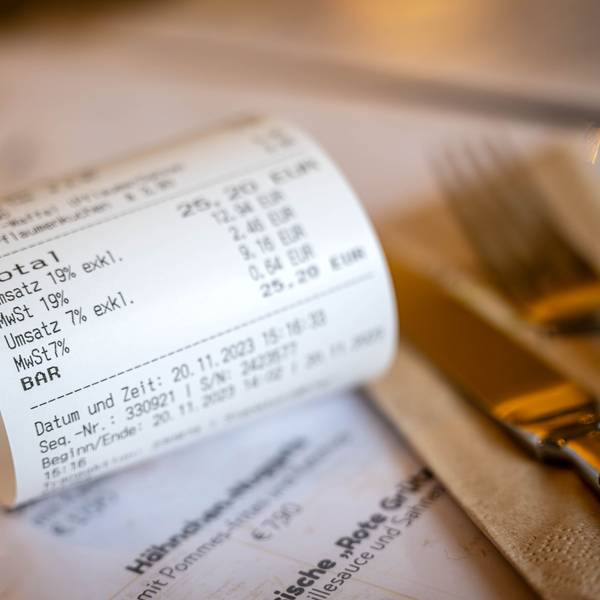 Ein Mehrwertsteuersatz von 19 Prozent gilt derzeit für Speisen im Restaurant – nach den Plänen von Schwarz-Rot sollen es bald nur noch sieben Prozent sein.