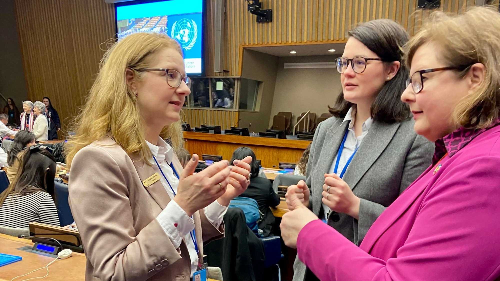 Frauenrechtskonferenz in den USA in Ney York. Barbara Hillen-Haas (l.) von der Hochschule Bonn-Rhein-Sieg (Gleichstellungsbeauftragte) diskutiert auf dem Foto mit Dr. med. Caroline Harrer (Rockefeller University) und Andrea Rupp, Vorstandsmitglied UN Women Deutschland .