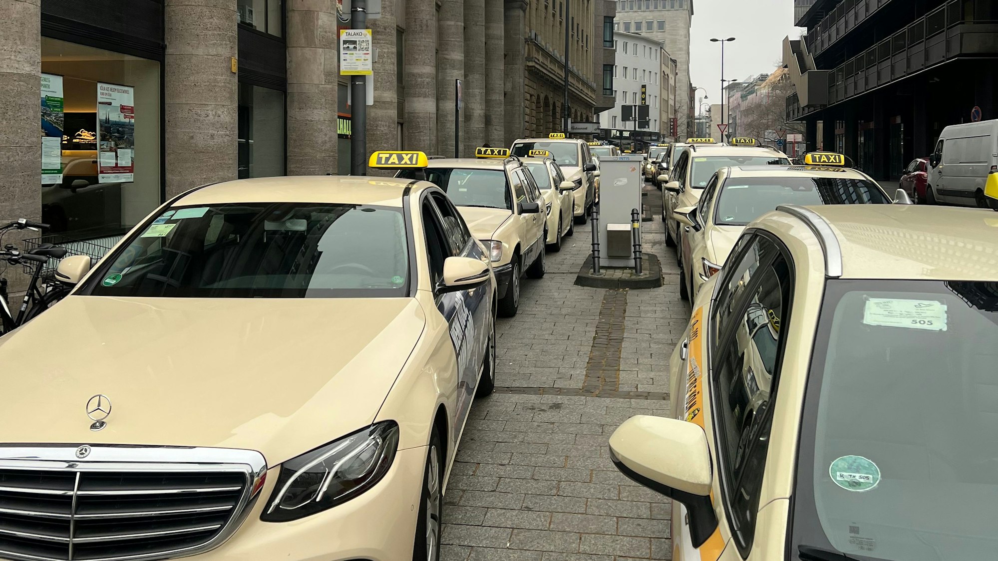 Im Minutentakt fuhren die Taxen am Kölner Hauptbahnhof vor und genauso schnell auch wieder mit Fahrgästen ab.