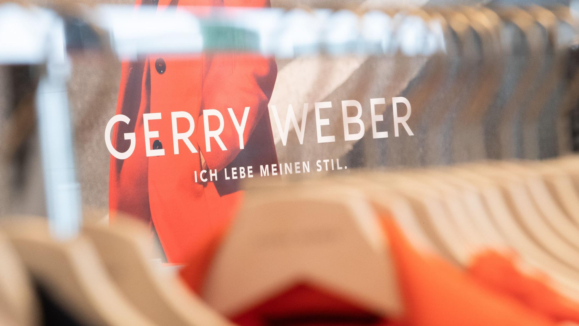 Kleidung des deutschen Modeunternehmens Gerry Weber hängt auf Bügeln an einem Kleiderständer.