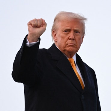 US-Präsident Donald Trump zeigt vor dem Besteigen der Air Force One eine Faust. (Archivbild)