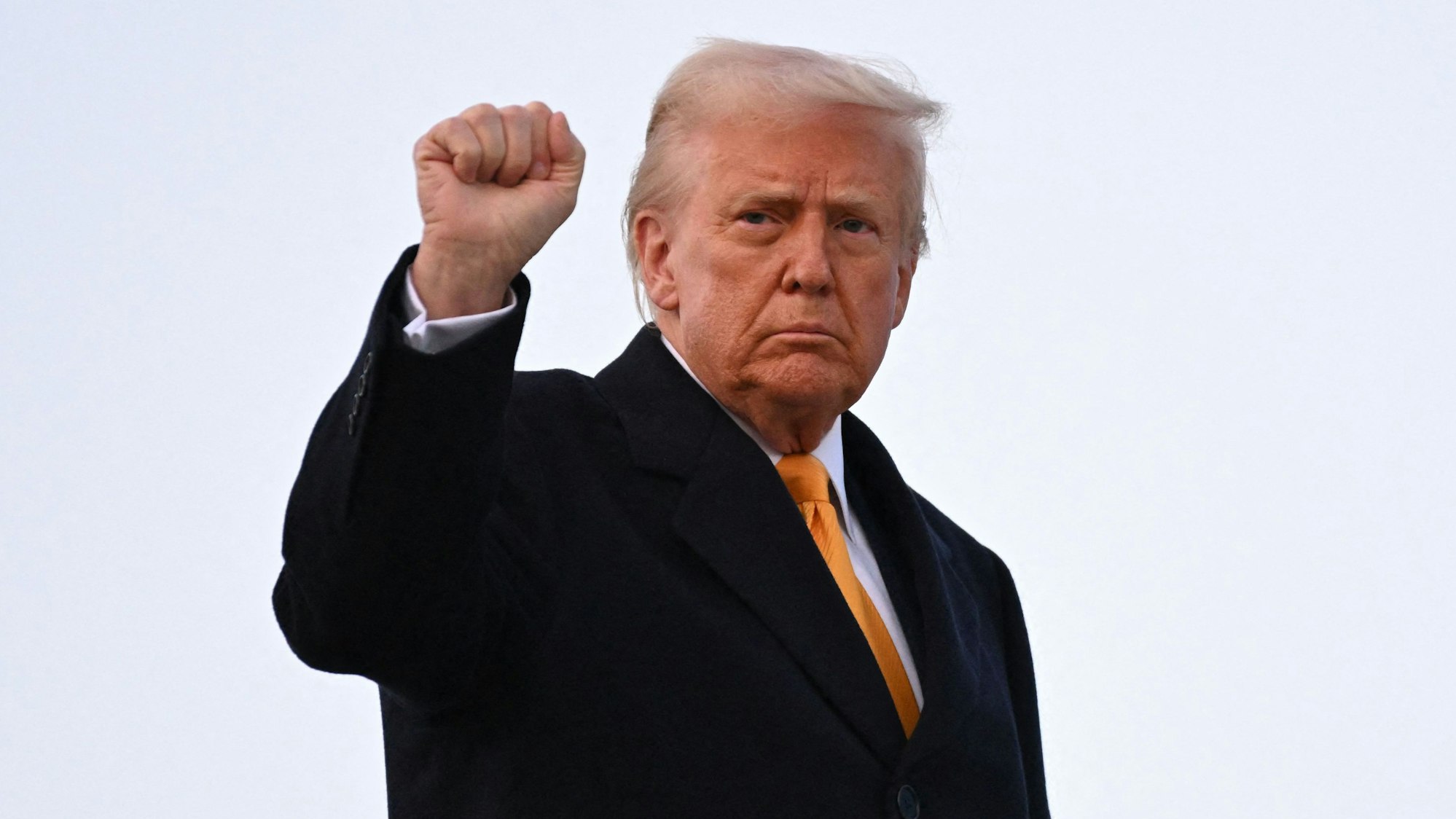 US-Präsident Donald Trump zeigt vor dem Besteigen der Air Force One eine Faust. (Archivbild)