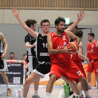 Tomas Marquez-Valasek hält den Ball. Ein Gegenspieler steht mit ausgebreiteten Armen hinter ihm.