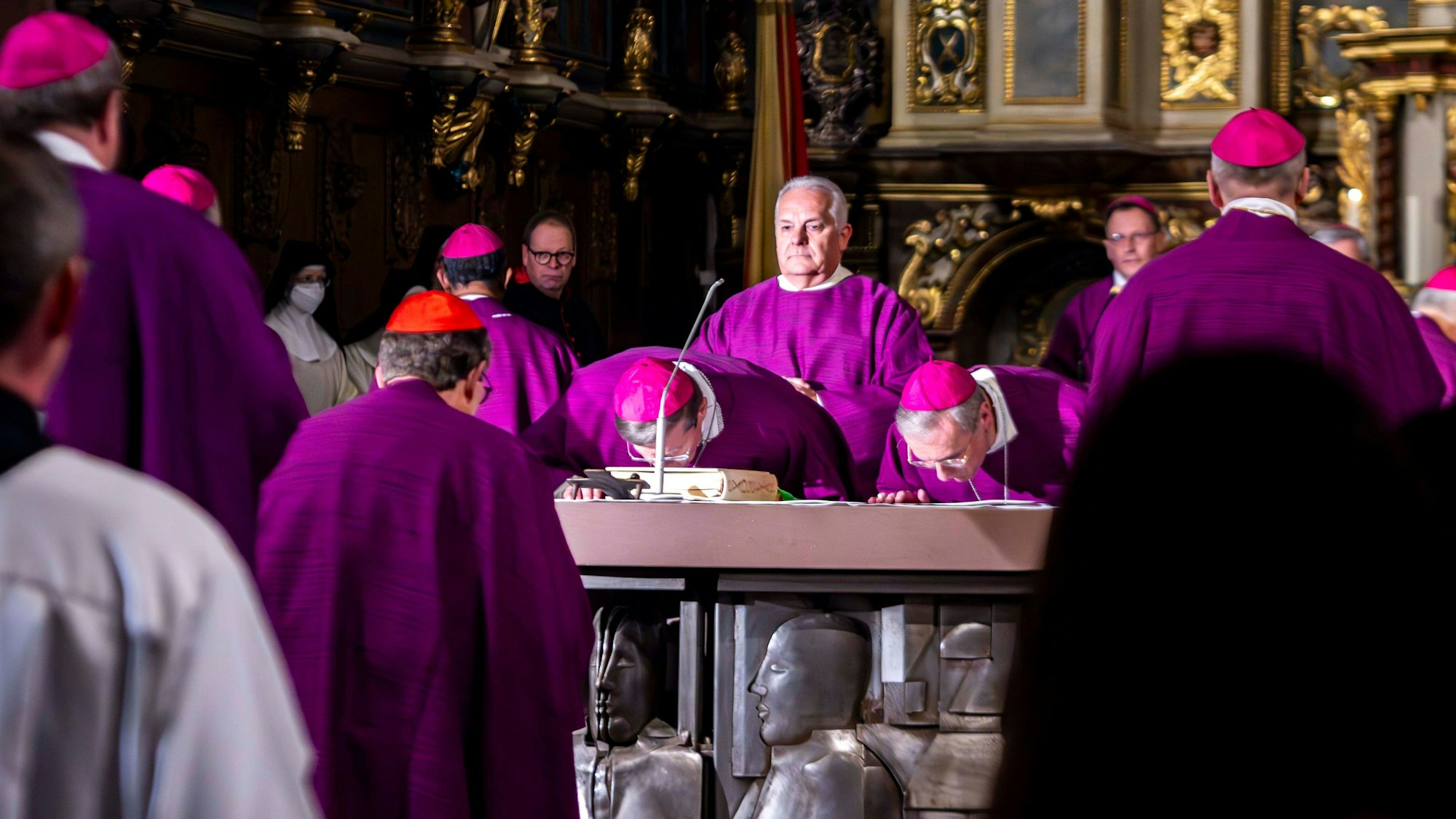 Das Bild zeigt einen Moment eines Gottesdienstes in der Basilika in Steinfeld.