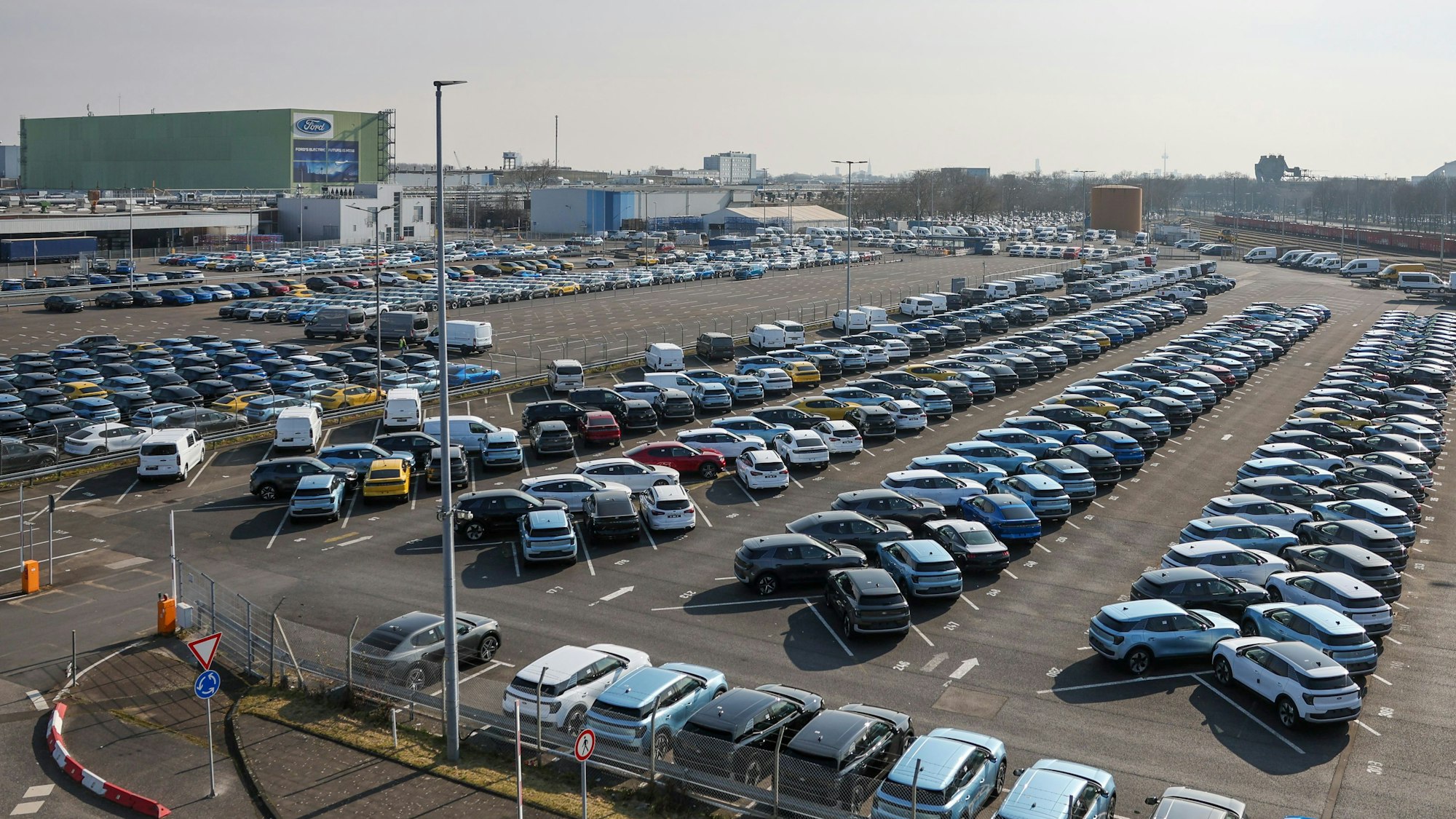 Neuwagen vom Typ Explorer und Capri stehen auf dem Ford-Gelände in Köln-Niehl.