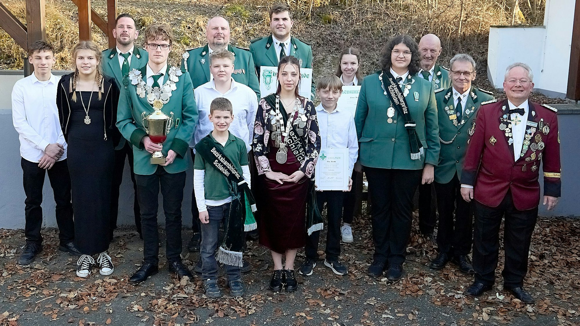 Die Preisträger des Schützenwettbewerbs stehen in einer Gruppe zusammen.