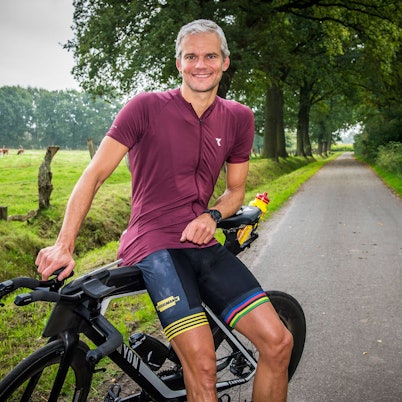 „Tagesschau“-Moderator Thorsten Schröder sitzt auf einem Fahrrad.