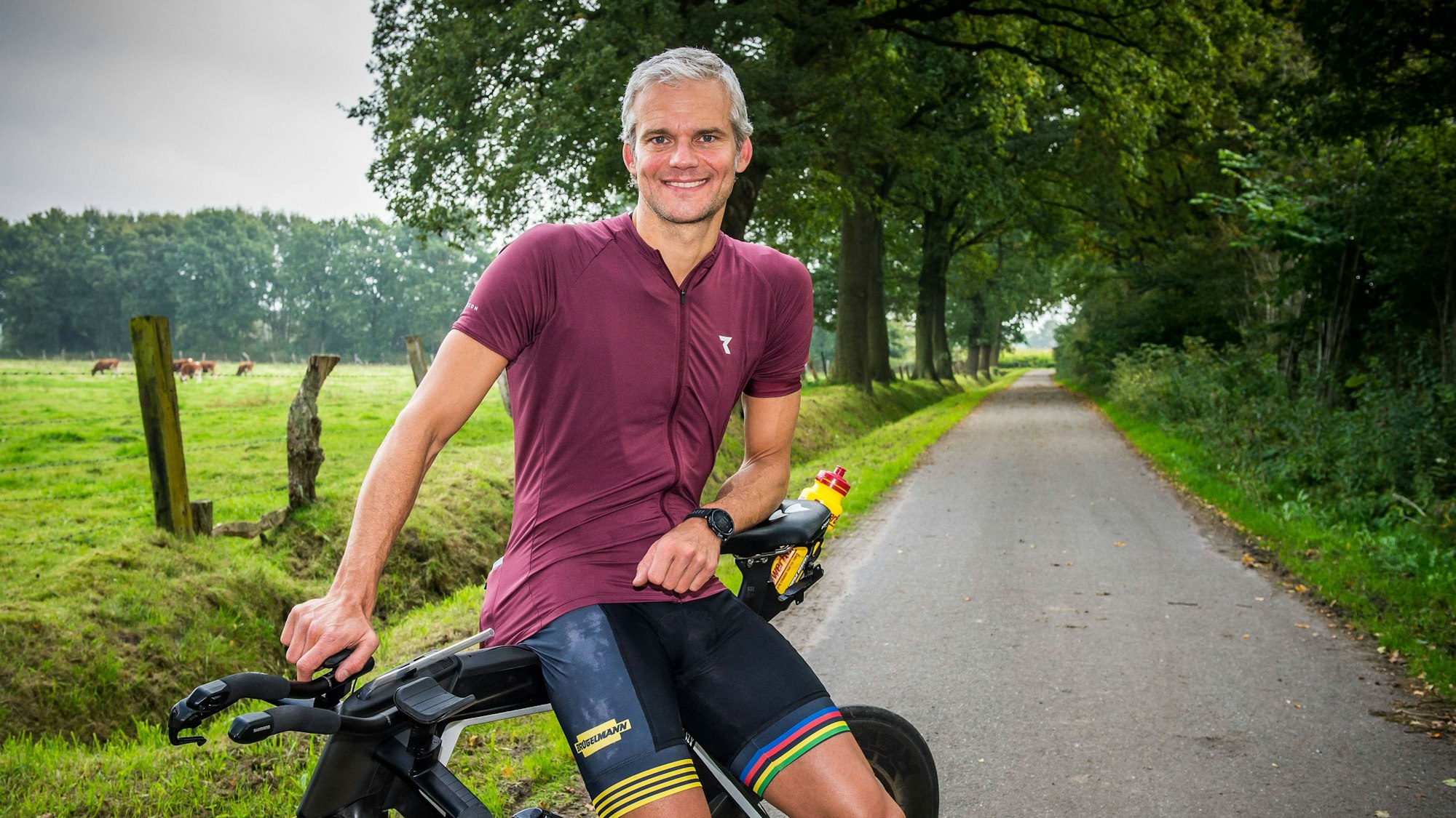 „Tagesschau“-Moderator Thorsten Schröder sitzt auf einem Fahrrad.