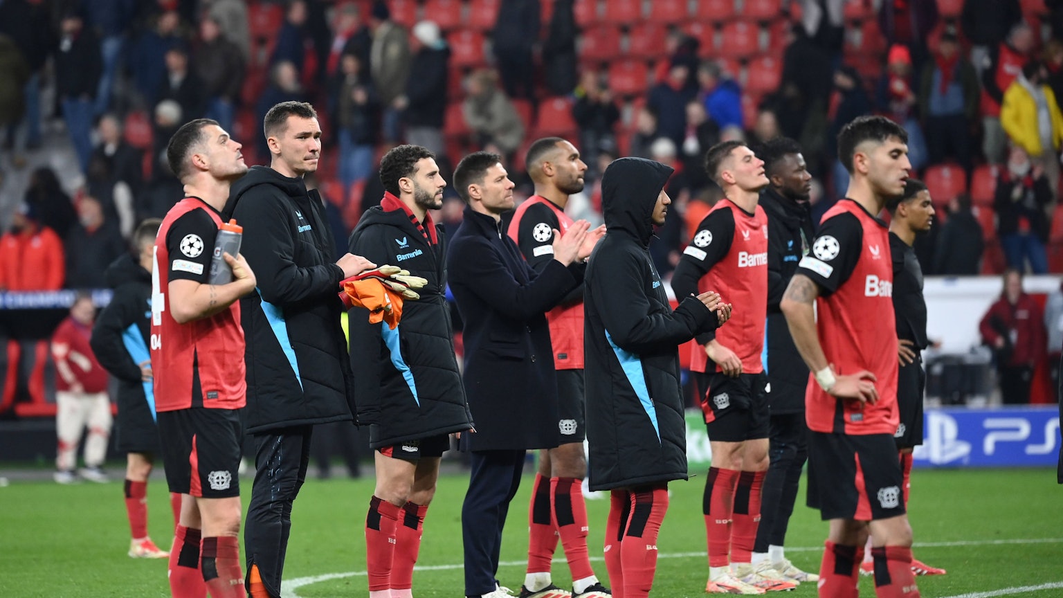 Enttäuschte Leverkusen nach dem Aus in der Champions League: Granit Xhaka, Torwart Matej Kovar, Mario Hermoso, Trainer Xabi Alonso und Jonathan Tah (v.l.).2