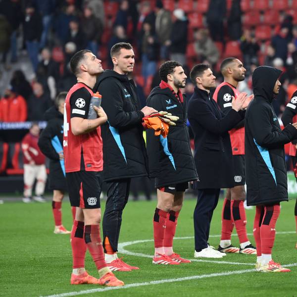 Enttäuschte Leverkusen nach dem Aus in der Champions League: Granit Xhaka, Torwart Matej Kovar, Mario Hermoso, Trainer Xabi Alonso und Jonathan Tah (v.l.).2