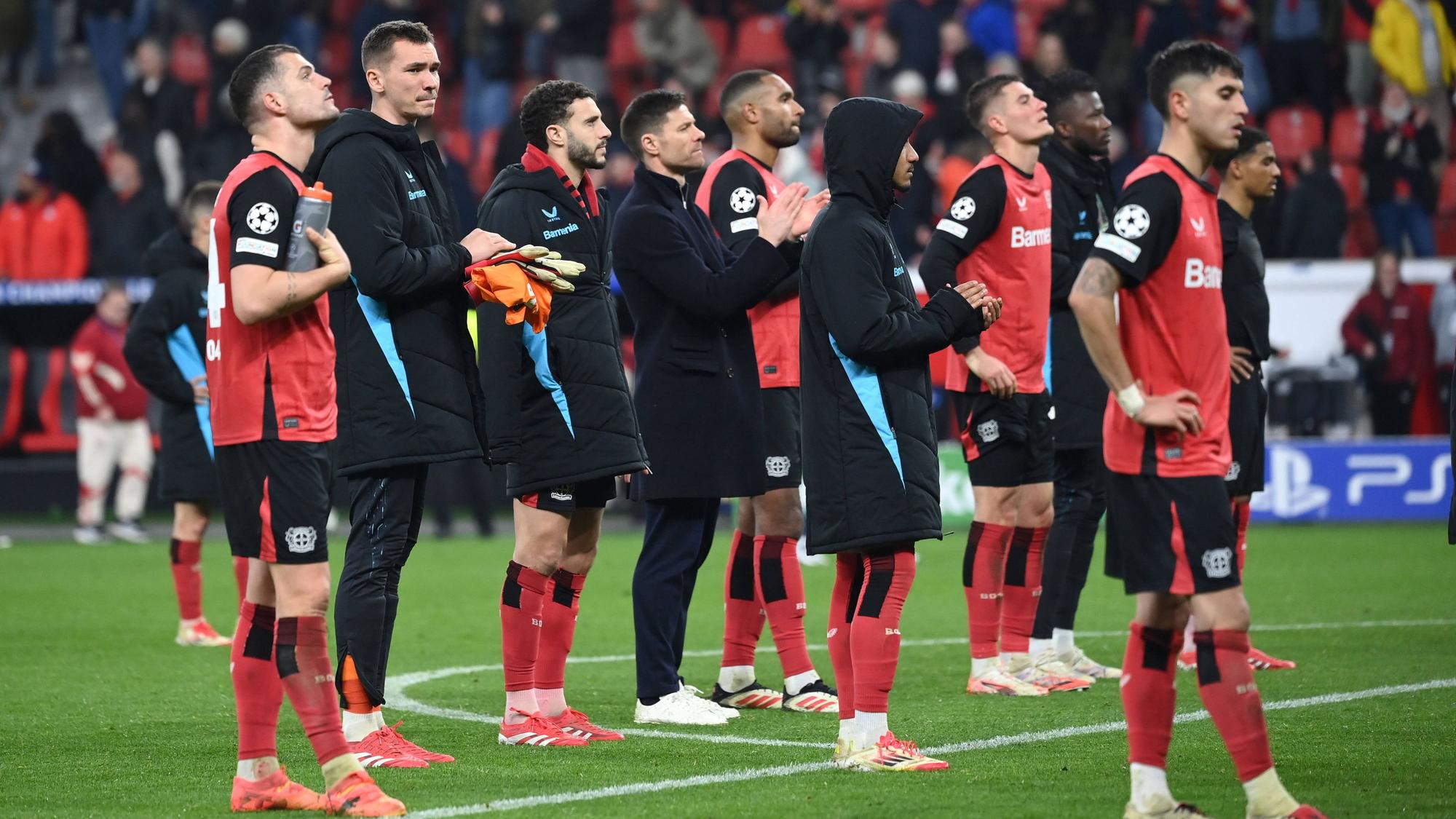 Enttäuschte Leverkusen nach dem Aus in der Champions League: Granit Xhaka, Torwart Matej Kovar, Mario Hermoso, Trainer Xabi Alonso und Jonathan Tah (v.l.).2