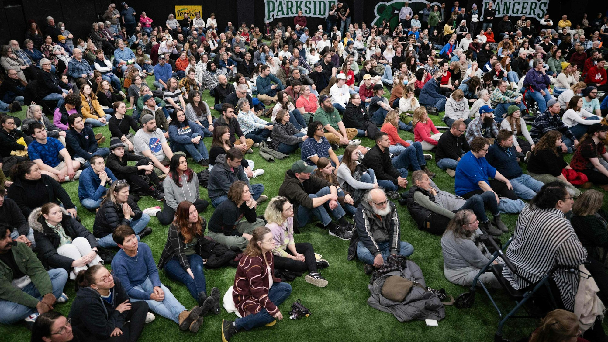 In Wisconsin reicht der Platz für die Zuhörer nicht aus, als Bernie Sanders spricht. Sie müssen die Übertragung auf einem Monitor verfolgen.