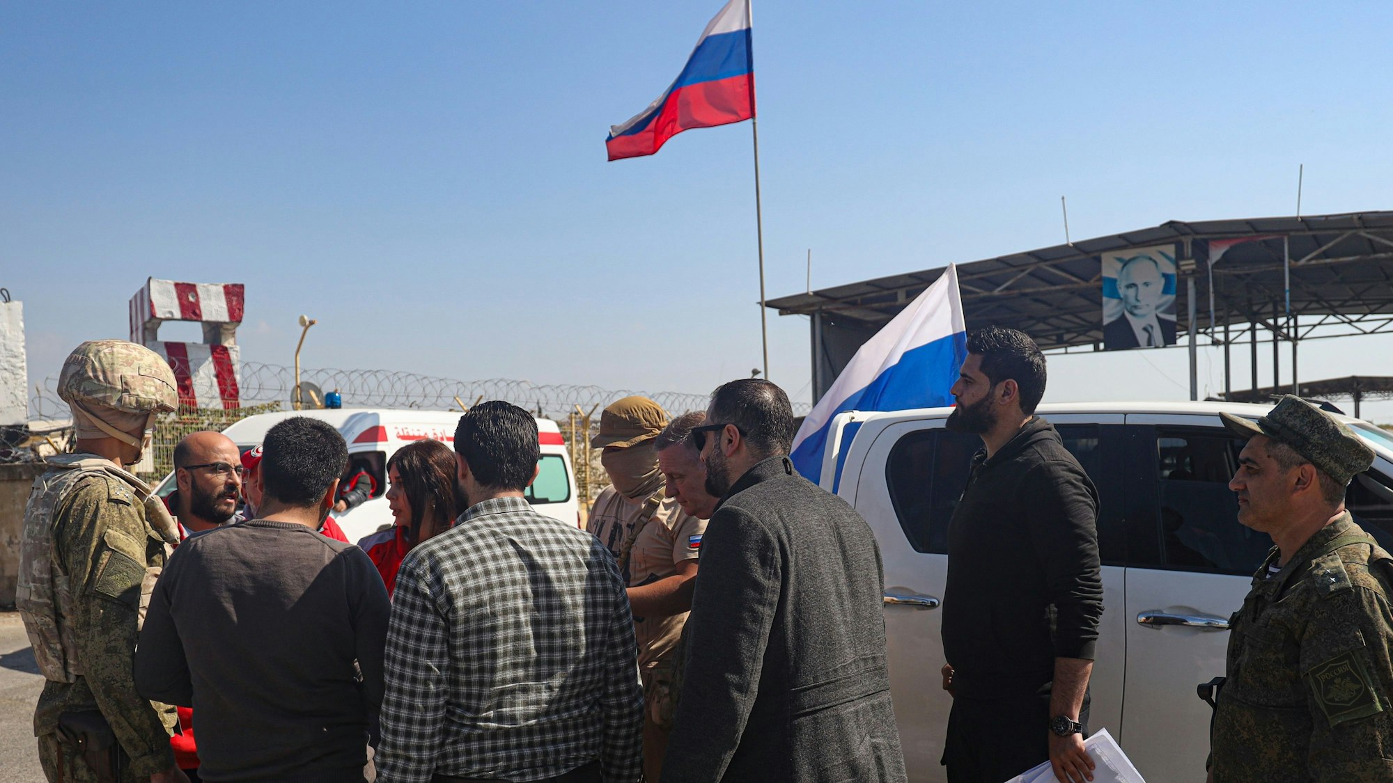 Syrische Regierungsbeamte und russische Offiziere verhandeln über den Zugang des Roten Halbmonds zur russischen Luftwaffenbasis in Hmeimim in der Nähe von Latakia in der syrischen Küstenregion, um Verwundete zu evakuieren und Hilfsgüter für Angehörige der alawitischen Syrern zu liefern, die nach den jüngsten Gewalttaten und Rachemorden dort Zuflucht gesucht haben.