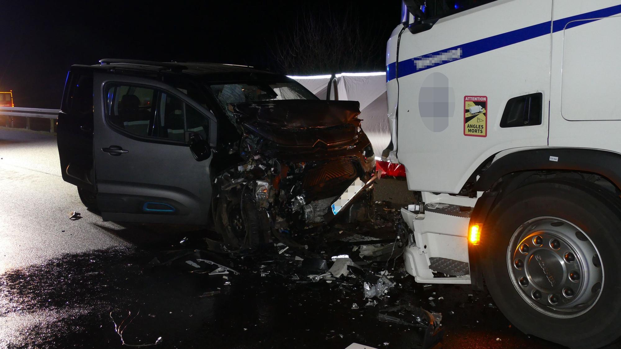 Der Citroen prallte frontal mit dem Lkw zusammen.