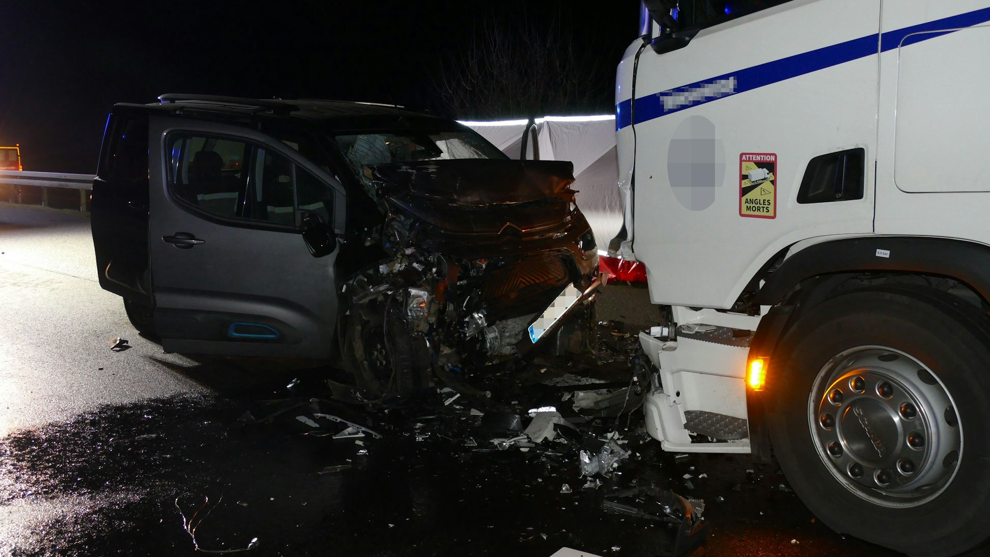 Der Citroen prallte frontal mit dem Lkw zusammen.