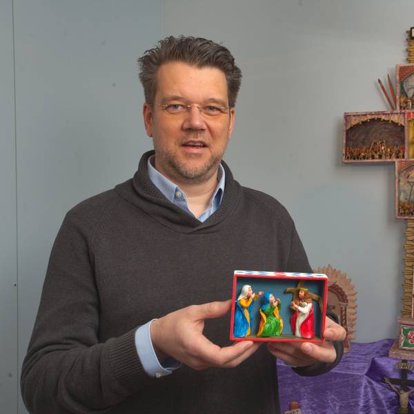 Museumssprecher Lukas Schlichtebrede zeigt eine Miniatur aus der neuen Sondersausstellung.