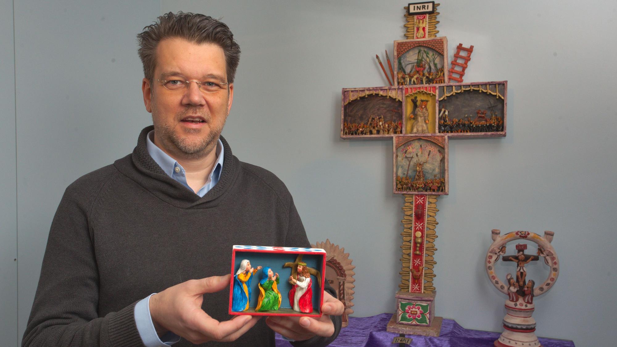 Museumssprecher Lukas Schlichtebrede zeigt eine Miniatur aus der neuen Sondersausstellung.