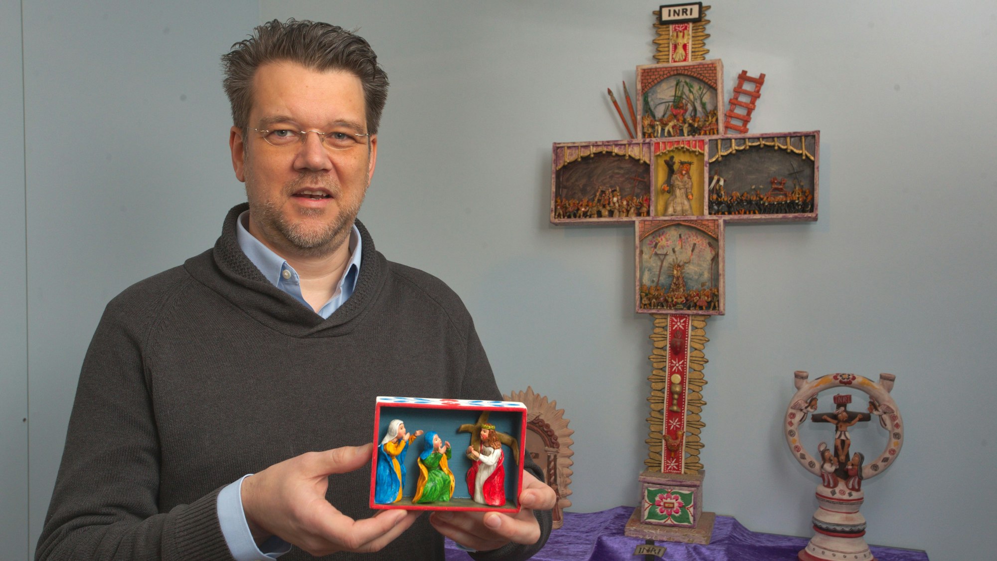 Museumssprecher Lukas Schlichtebrede zeigt eine Miniatur aus der neuen Sondersausstellung.