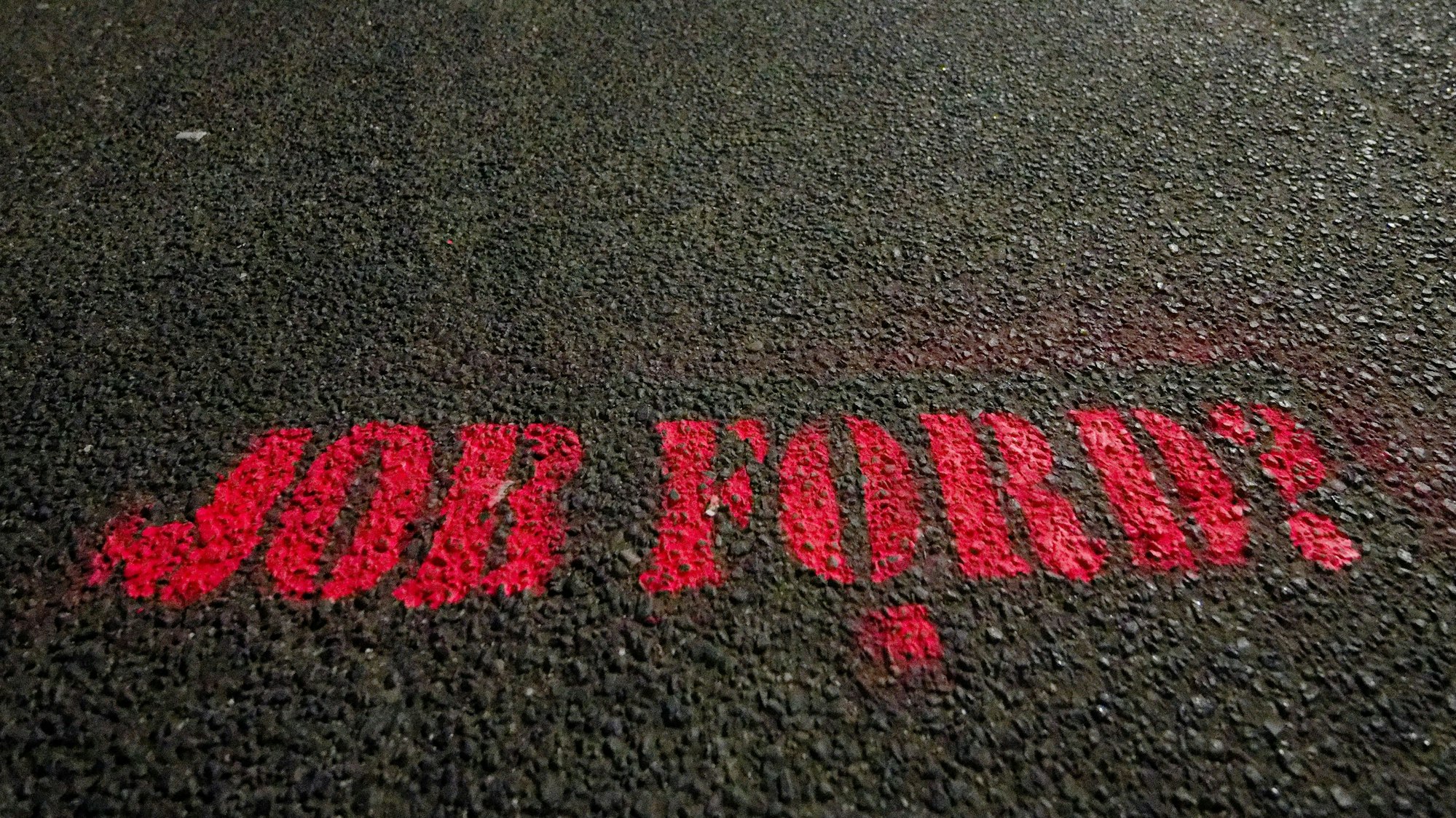 "Job Ford?" Protest auf dem Asphalt eines Parkplatzes vor den Fordwerken in Köln.