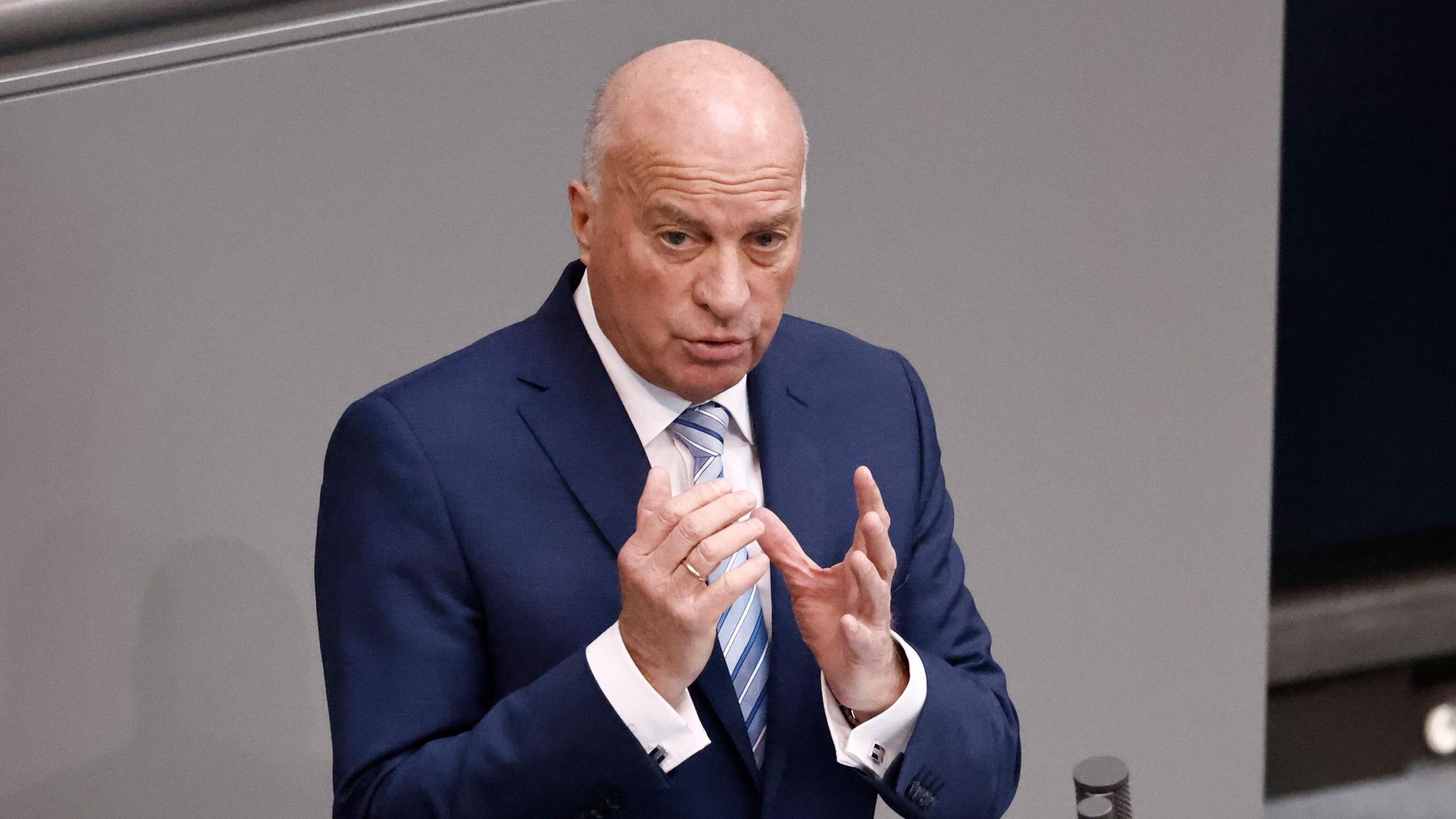 Der AfD-Abgeordnete Rüdiger Lucassen spricht im Bundestag in ein Mikrofon.