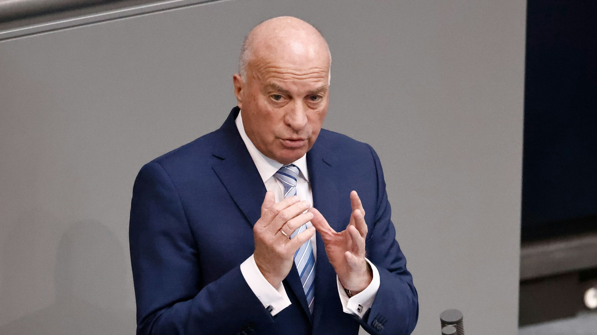 Der AfD-Abgeordnete Rüdiger Lucassen spricht im Bundestag in ein Mikrofon.