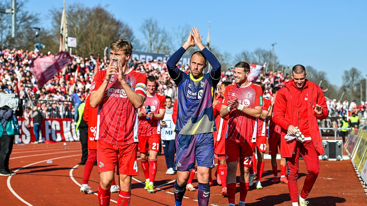 FC-Kapitän Timo Hübers (vorne l.) und die Mannschaft nach dem 1:0-Sieg am vergangenen Samstag beim SSV Ulm.