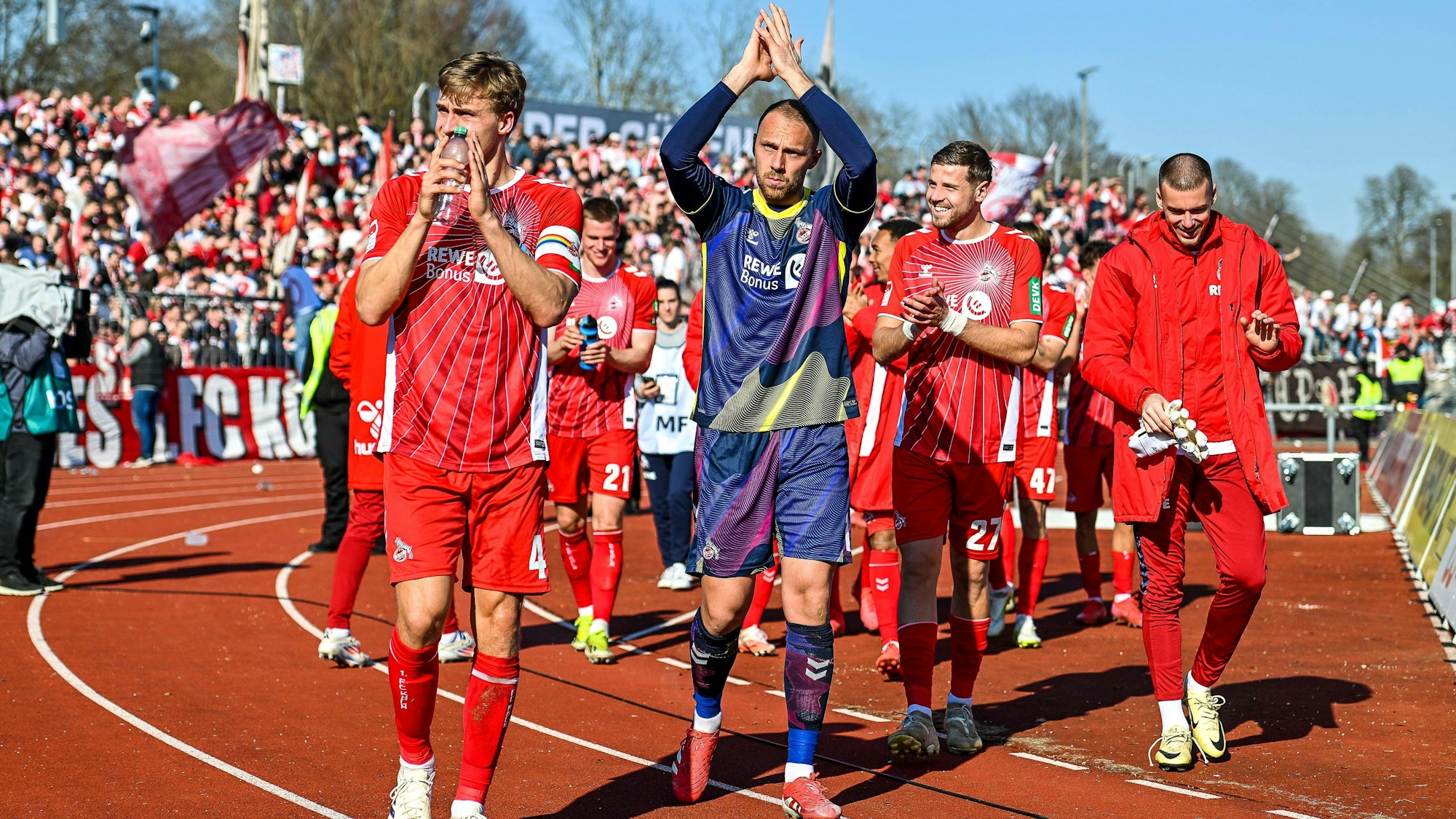 FC-Kapitän Timo Hübers (vorne l.) und die Mannschaft nach dem 1:0-Sieg am vergangenen Samstag beim SSV Ulm.