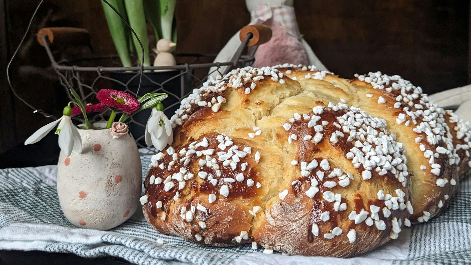 Ein luftiger Hefezopf, reichlich mit Hagelzucker bestreut, darf an Ostern nicht fehlen.