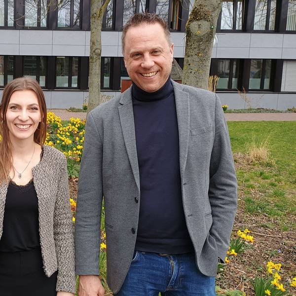 Das Foto zeigt Bürgermeister Volker Mießeler, Theresa Meumertzheim und Peter Protschka.