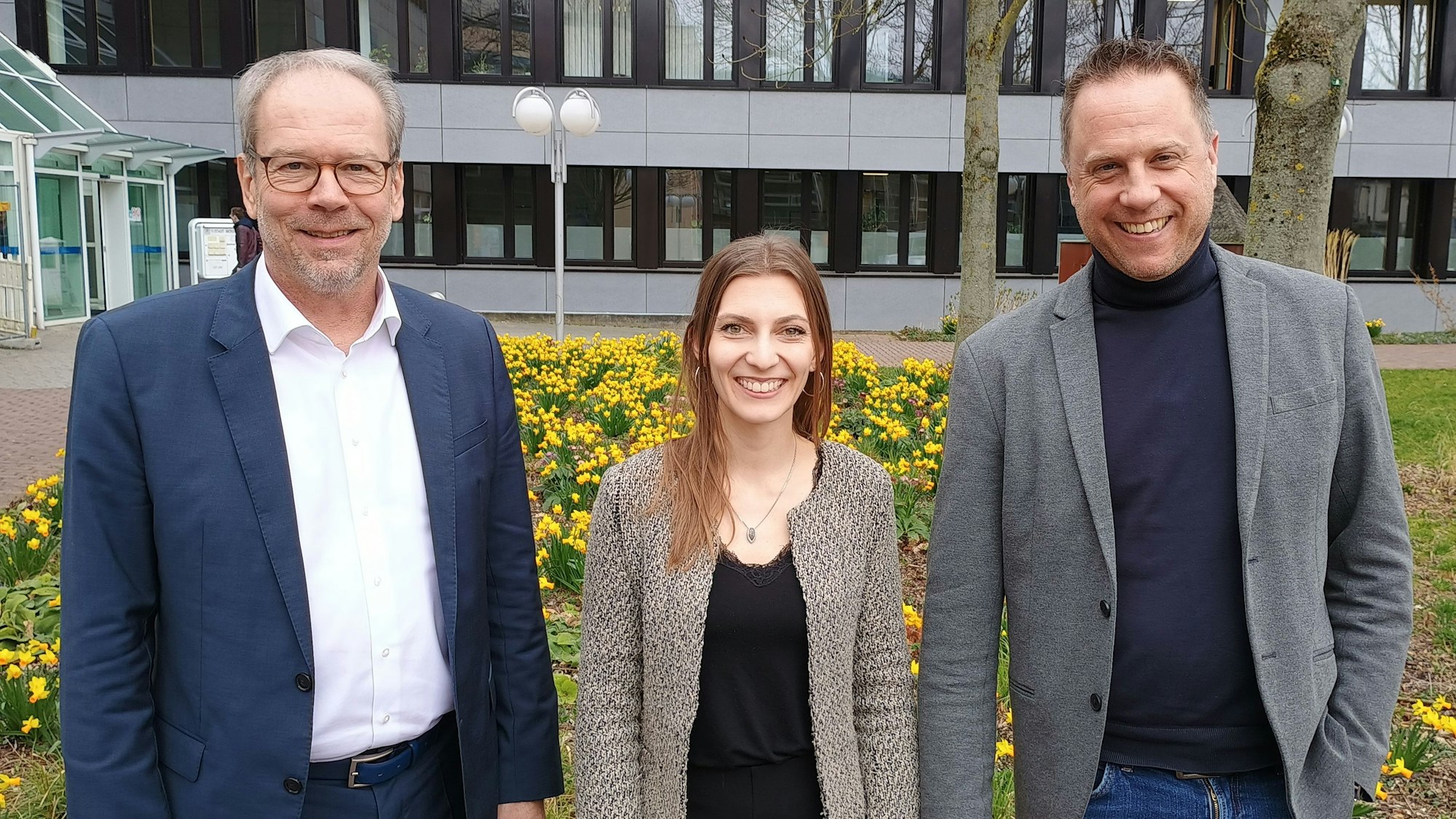 Das Foto zeigt Bürgermeister Volker Mießeler, Theresa Meumertzheim und Peter Protschka.